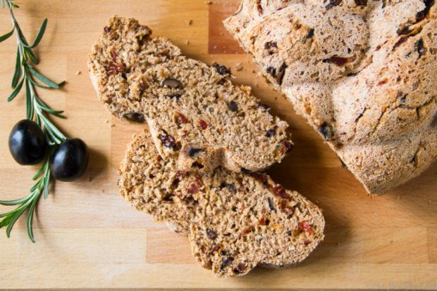 To «ξεκούραστο» ψωμί ολικής με ελιές και λιαστές ντομάτες