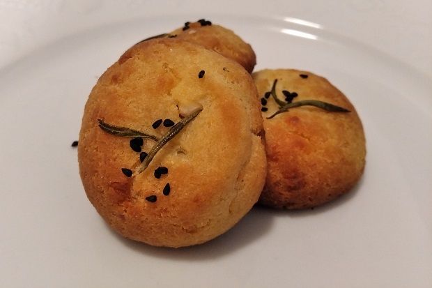 Τραγανές μπουκίτσες με τυρί και αρωματικά