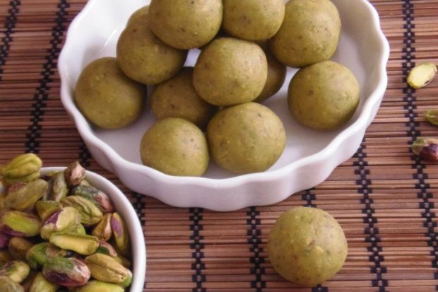 Τρουφάκια με φιστίκια και ανθόνερο: Κάντα σαν τα νησιώτικα αμυγδαλωτά!