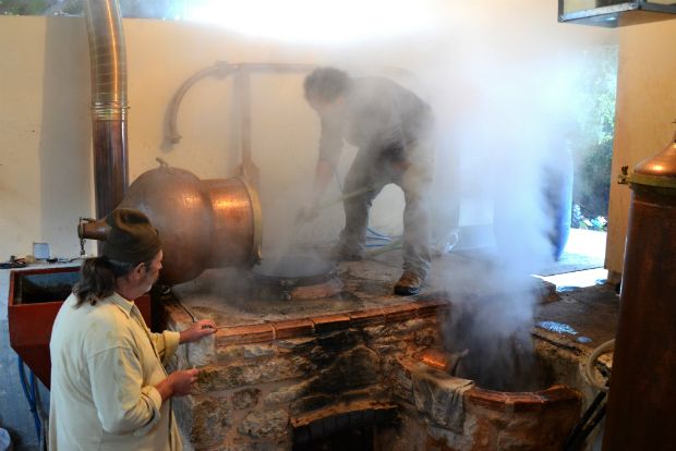 Τσικουδιά: η κρητική παράδοση σ’ένα μπουκάλι