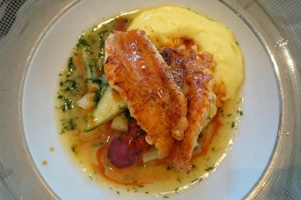 Tudor Hall: Αχνιστή σκορπίνα με λαχανικά