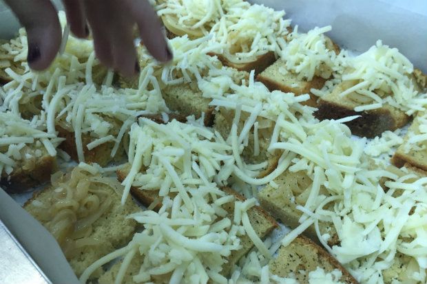 Τυρόψωμο ποτισμένο με λευκό κρασί