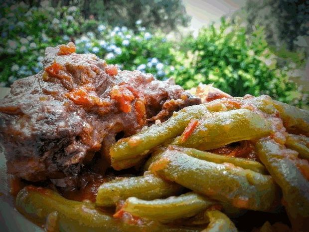 Βάλε κατσαρόλα: κατσικάκι με ντοματίνια και φασολάκια