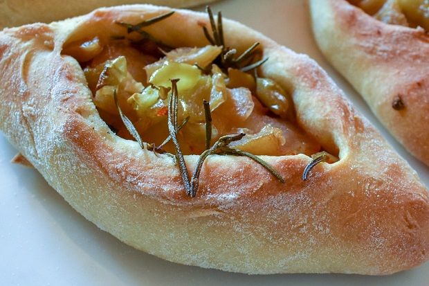 Βαρκούλες με σουτζούκ λουκούμ, λεμόνι τουρσί και καυτερή πιπεριά