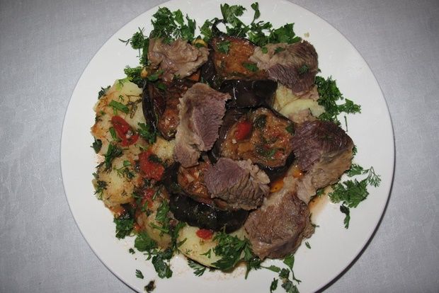 Βάζουμε «καπάκι» στην κατσαρόλα με πατάτες και μελιτζάνες