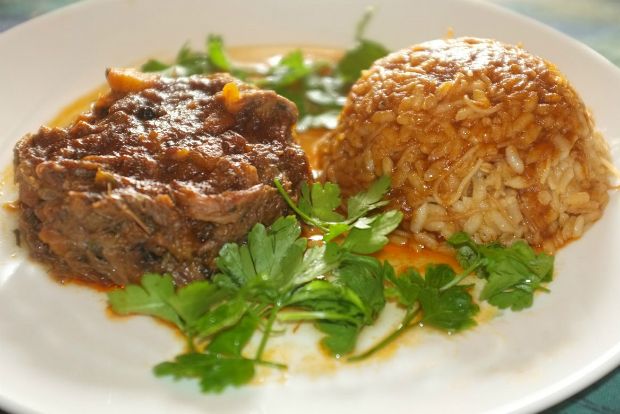 Βοδινή ουρά με ατζέμ πιλάφι