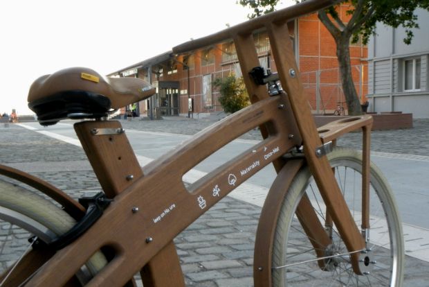 Βόλτες με ξύλινα ποδήλατα