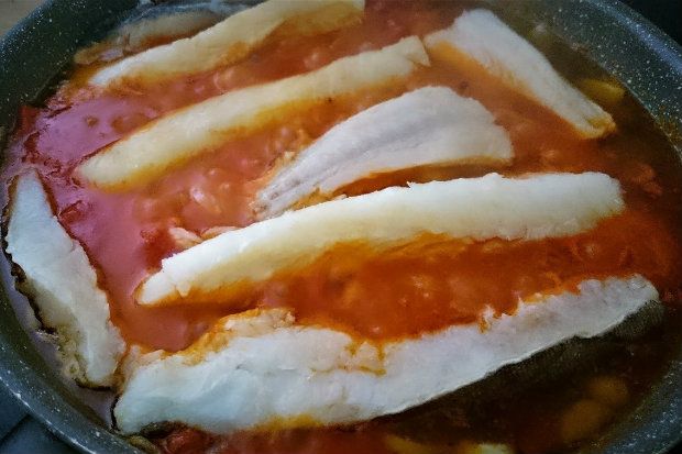 Ξαρμυρισμένος μπακαλιάρος κοκκινιστός με μελιτζάνες