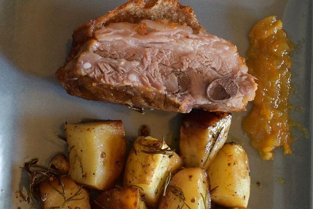 Xοιρινή κοιλιά στον φούρνο με πατάτες