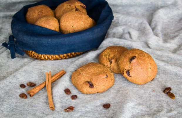 Υγιεινό μασούλημα με σταφιδόψωμα ολικής άλεσης