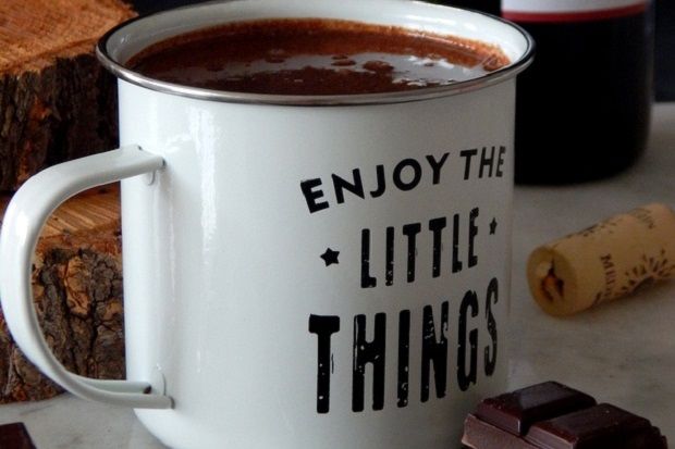 Ζεστή σοκολάτα με κόκκινο κρασί