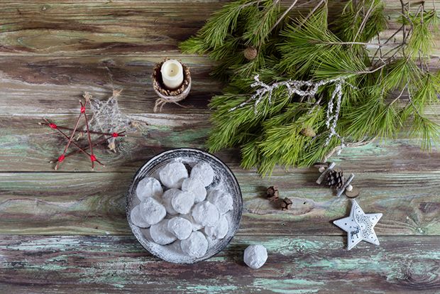 Πασπαλίστε τους κουράμπιέδες με άχνη όταν κρυώσουν εντελώς (photo: Shutterstock)