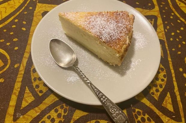 Προαιρετικά πασπαλίζουμε το γλυκό με λίγη ζάχαρη άχνη πριν από το σερβίρισμα (photo: Κική Τριανταφύλλη)